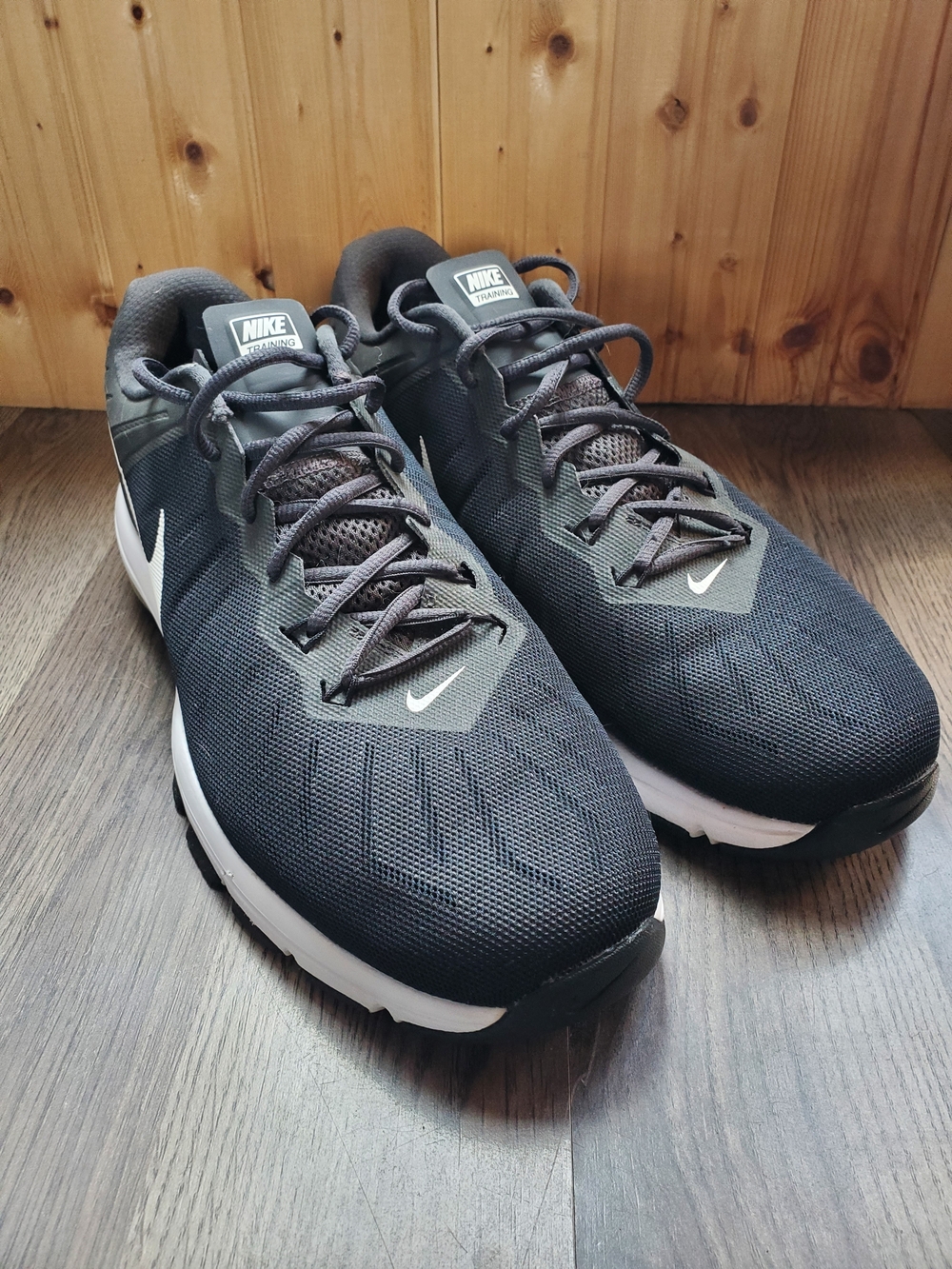 Nike MAX AiR Size 13 Black and White Athletic Training Shoes